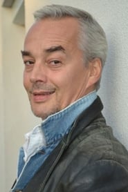 Bernhard Majcen as Robert Tönjes