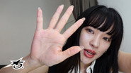 miyuu does her makeup