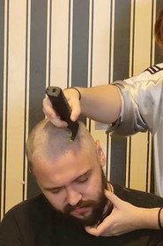 Carteiro Cósmico Raspando o Cabelo