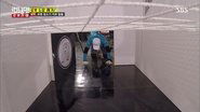 Robot War : Running Man vs Machine