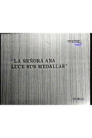 La señora Ana luce sus medallas