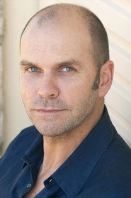 Actor Ian Bliss din filmul Noaptea târziu cu Diavolul (2024)