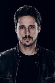 Actor Peter Gadiot din serialul Memoria unui ucigaș (2026)