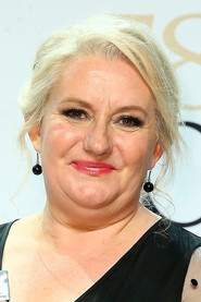 Actor Celia Ireland din serialul Înapoi în Paradis (2024)