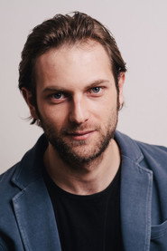 Actor Admir Šehović din filmul Ostatic în magazinul Apple (2025)