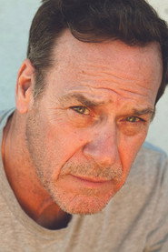 Actor Grainger Hines din filmul Love Bomb (2024)