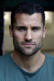 Actor Matthew Simpson din filmul Splashback (2023)