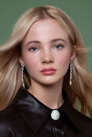 Actor Freya Allan din filmul Planeta Maimuțelor: Noul Regat (2024)