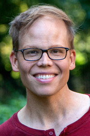 Actor Jeff Hiller din serialul Cineva, undeva (2022)