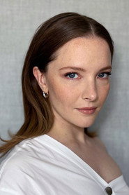 Actor Morfydd Clark din serialul Stăpânul Inelelor: Inelele Puterii (2022)