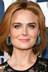 Actor Emily Deschanel din serialul Diavolul în Ohio (2022)