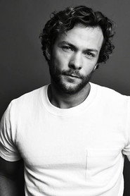 Actor Kyle Schmid din serialul NCIS: Origins (2024)