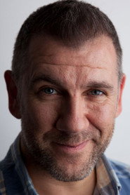 Actor Dermot Magennis din filmul Micuţul ren Niko şi sania lui Moş Crăciun (2024)