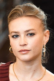 Actor Jeanne Goursaud din filmul Exteritorial (2025)