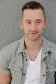 Actor Matthew Dennis Lewis din filmul Rebeli de sânge albastru: O poveste de dragoste improbabilă (2025)