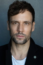Actor Nick Blood din filmul Lovely, Dark, and Deep (2023)