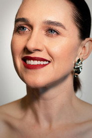 Actor Lena Hall din serialul Prieteni şi vecini (2025)