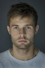 Actor Tom Forbes din serialul Zborul de noapte (2024)