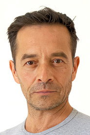 Actor Simeon Tsakiris din filmul Κιούκα: Πριν το τέλος του καλοκαιριού (2025)