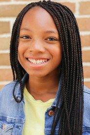 Actor Brooklynn MacKinzie din filmul Landscape with Invisible Hand (2023)