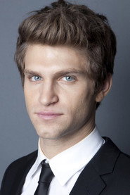 Actor Keegan Allen din serialul Walker, tânăr polițist (2021)