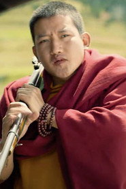 Actor Tandin Wangchuk din filmul The Monk and the Gun (2023)
