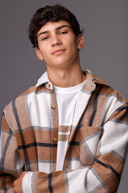 Actor Israel Menéndez din serialul Ayla și Oglinzile (2024)