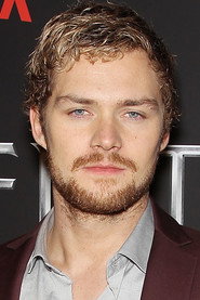 Actor Finn Jones din serialul Pumnul de Fier (2017)