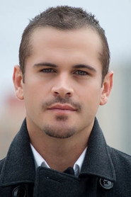 Actor Thom Hallum din filmul The Guardsmen (2024)