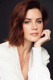 Actor Chelsea Hobbs din filmul Crăciun pe Aleea Cireșelor 4 (2024)