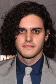 Actor Aria Shahghasemi din serialul Moșteniri (2018)