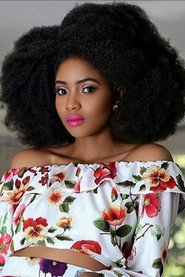 Actor Lunathi Mampofu din filmul Disaster Holiday (2024)