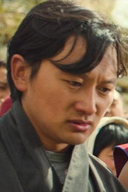 Actor Tandin Sonam din filmul The Monk and the Gun (2023)