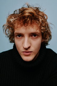 Actor Aliocha Schneider din filmul Bonjour Tristesse (2025)