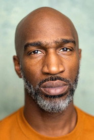 Actor Roger Ajogbe din filmul Refugiul din mijlocul furtunii (2023)