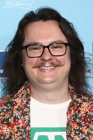 Actor Clark Duke din serialul Conspirații SRL (2021)