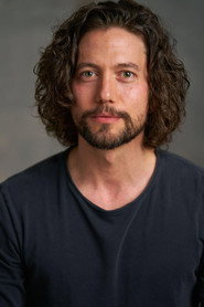 Actor Jackson Rathbone din filmul Insula (2023)