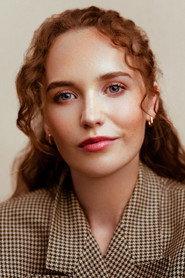 Actor Julia Brown din filmul Capul tatălui (2024)