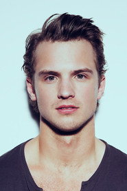 Actor Freddie Stroma din serialul Peacemaker (2022)