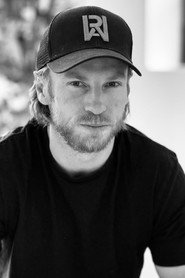 Actor Lance Giles din filmul Iartă-ne pe toți (2025)