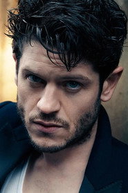 Actor Iwan Rheon din serialul Cei care vor muri (2024)