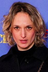 Actor Agathe Rousselle din filmul Titane (2021)