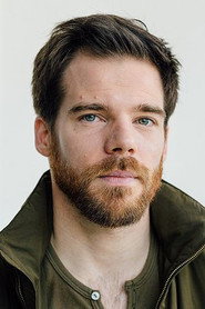 Actor Gregory James Cohan din filmul Atlas (2024)