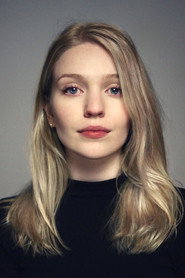 Actor Natalie Mitson din filmul Something in the Water (2024)