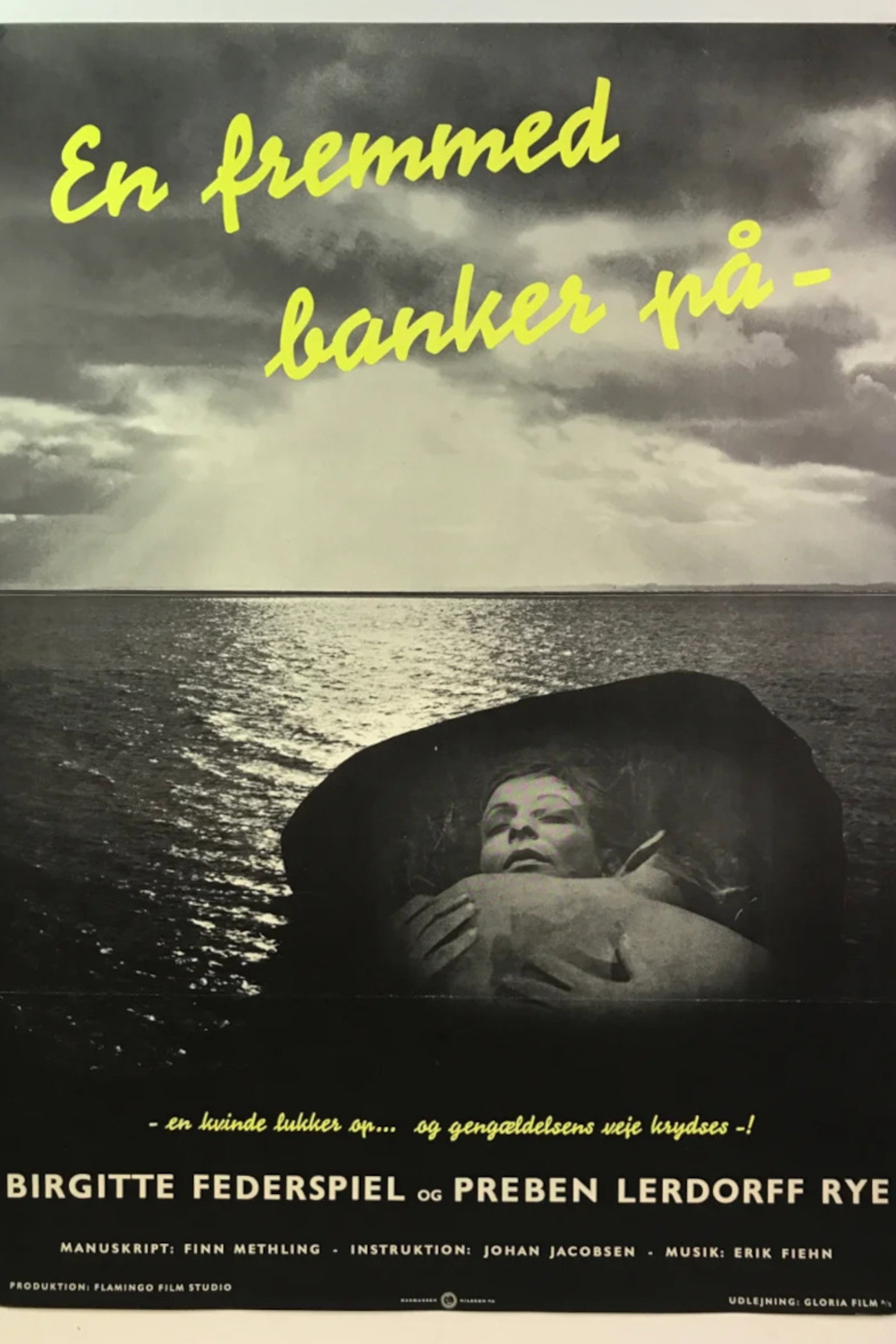 En fremmed banker på