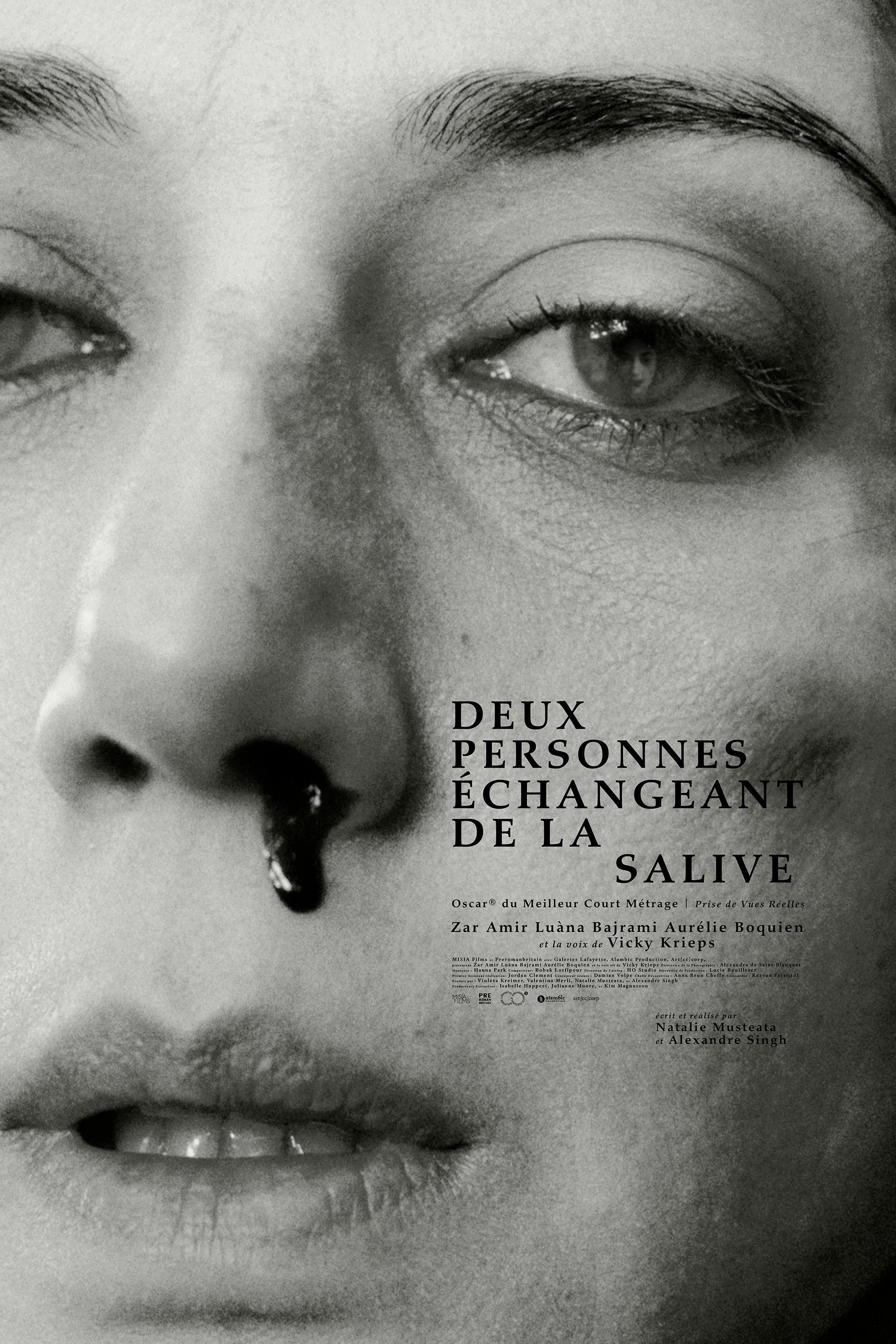 Deux personnes échangeant de la salive