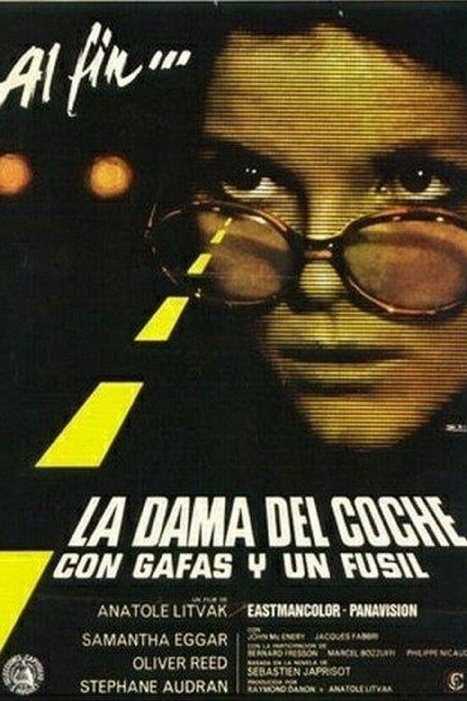 La signora dell'auto con gli occhiali e un fucile