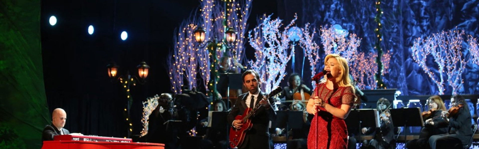 Kelly Clarkson's Cautionary Christmas Music Tale