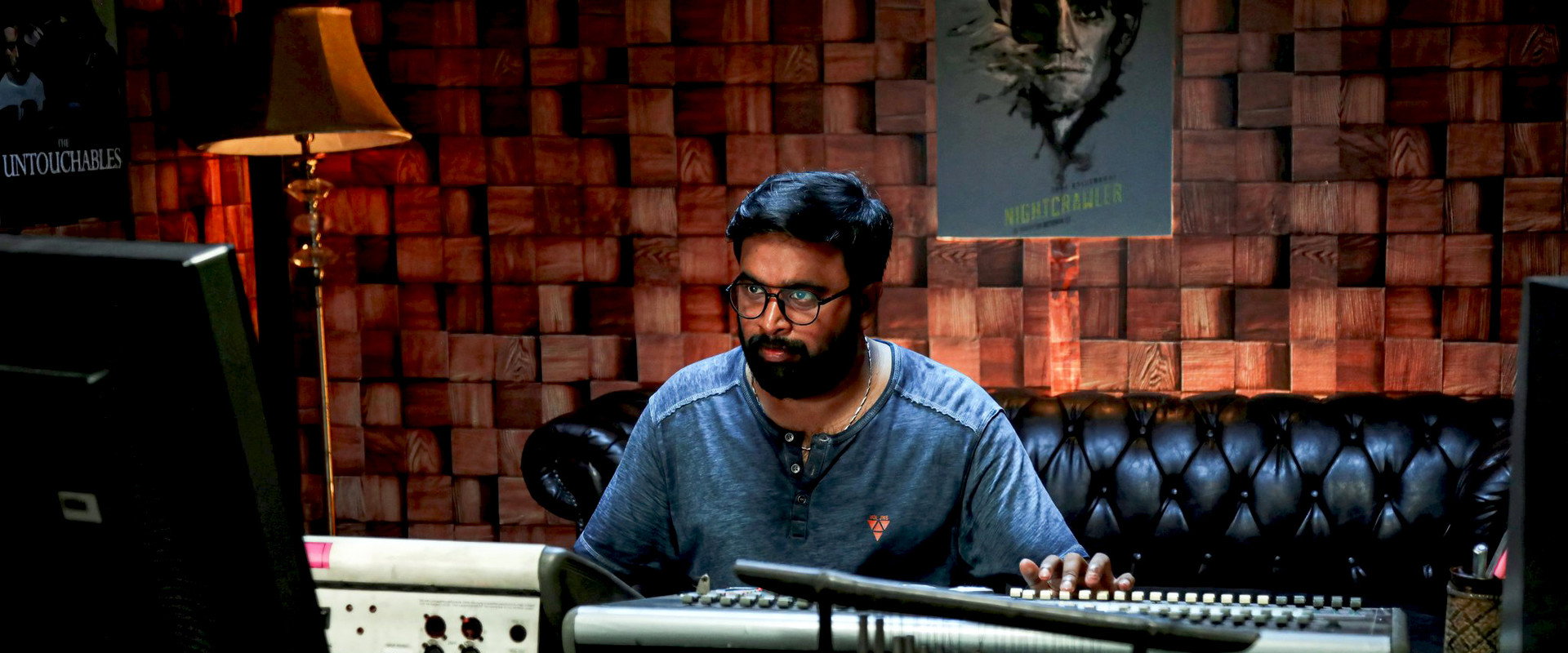 Naan Mirugamaai Maara backdrop