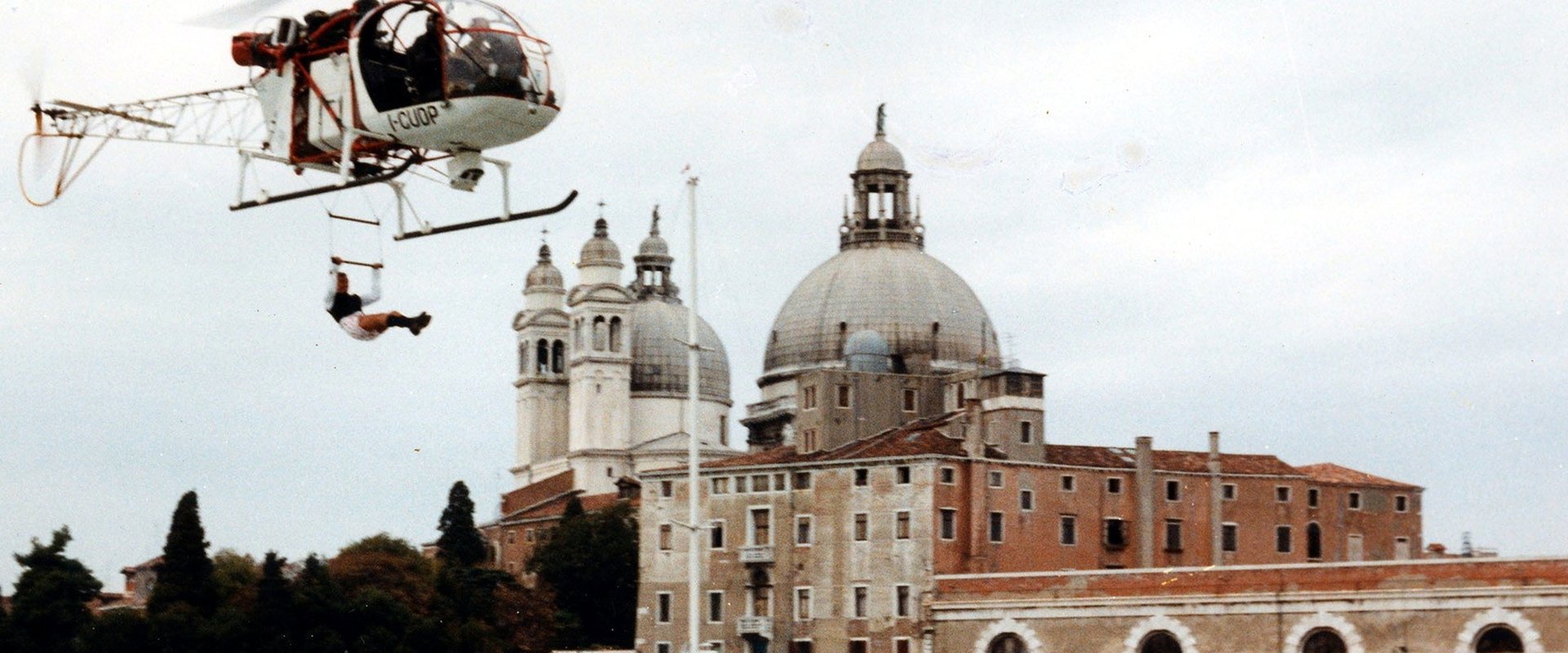 Le Guignolo backdrop